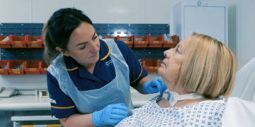 Diferenca midis trakeostomise dhe trakeotomise.